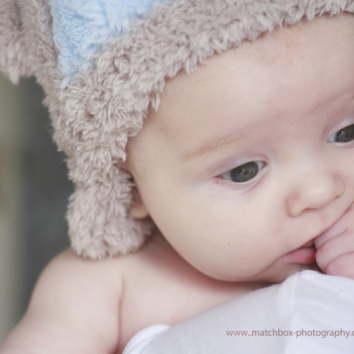 Little bear | Baby portrait in your own home.