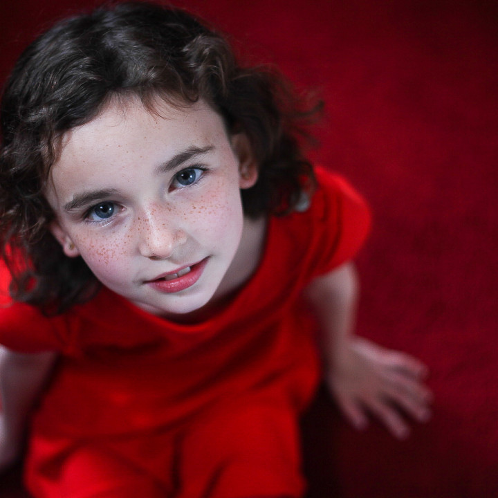 Lady in red | Kids portrait at home and location.