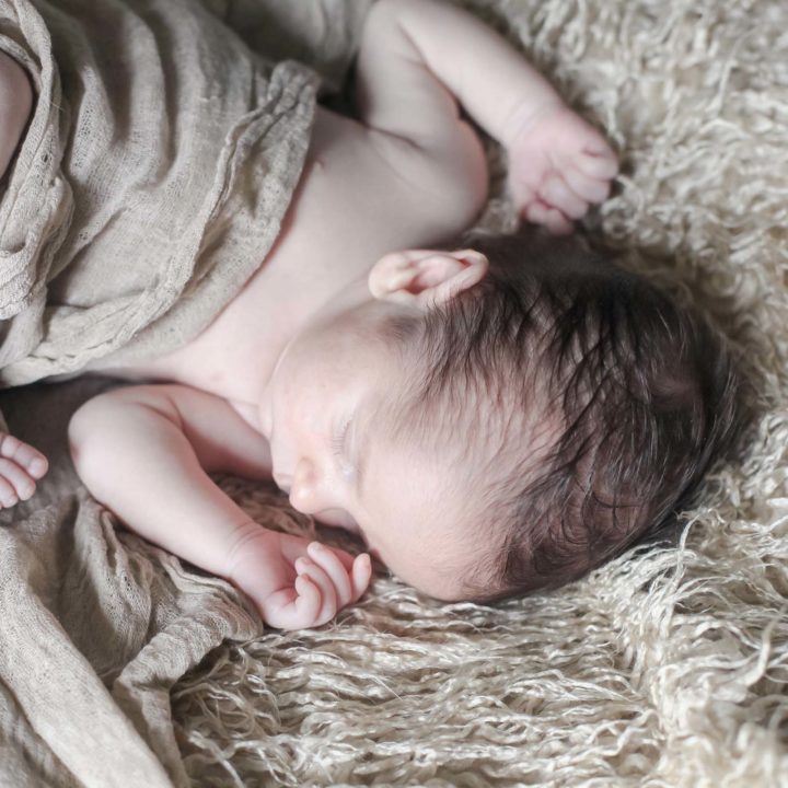 Lifestyle portrait in the comfort of your own home | Newborn Photography