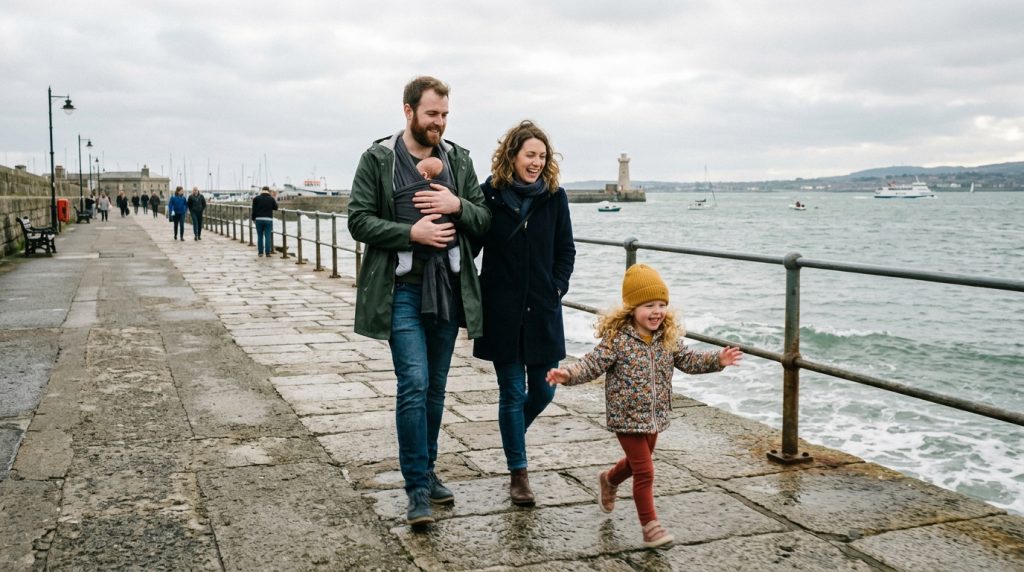 Family_walking_on_pier